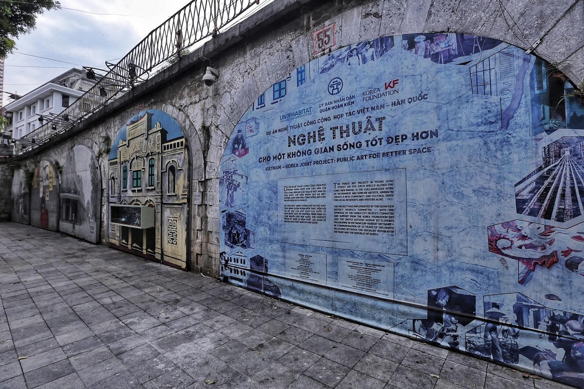 Tuy nhiên, sau gần 5 năm đi vào hoạt động, con phố này đang bị xuống cấp nặng nề, đã bị hư hỏng theo thời gian.