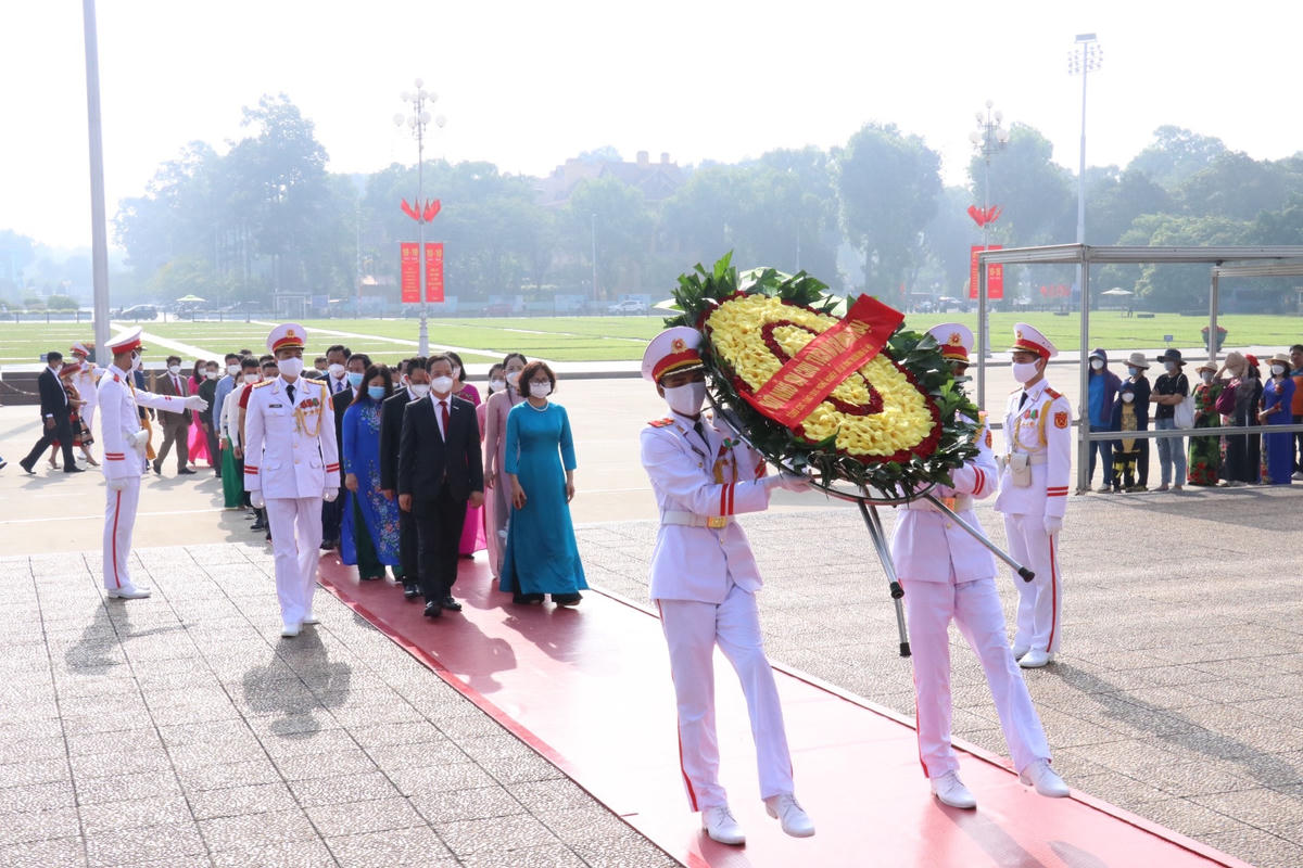 Đoàn đại biểu vào lăng viếng Bác.