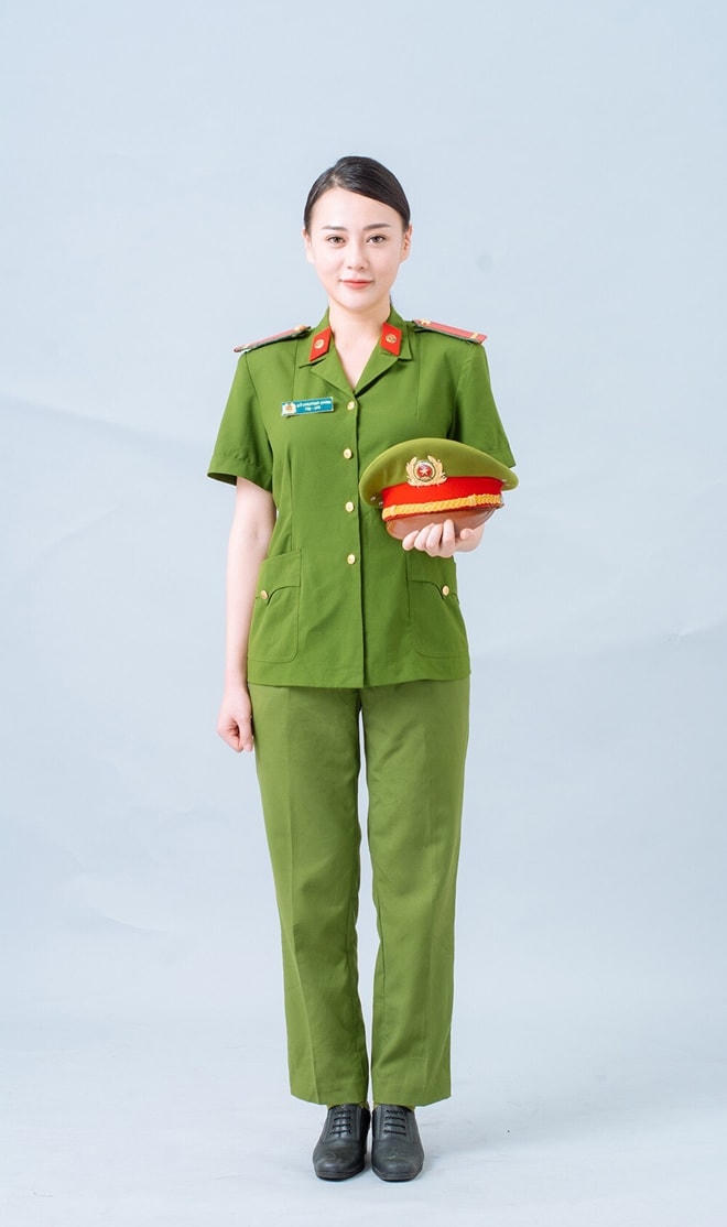 Xuất hiện trong “Mỹ nhân hành động” với trang phục quân nhân, Phương Oanh thu hút được sự chú ý của khán giả nhờ nhan sắc xinh đẹp cùng ý chí mạnh mẽ.