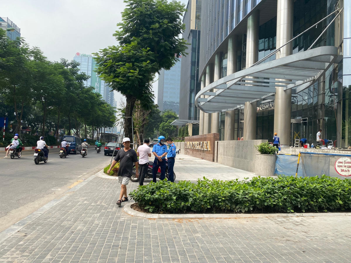 Bồn hoa kiên cố trước cửa tòa nhà số 16 Láng Hạ khiến người dân đi lại khó khăn.