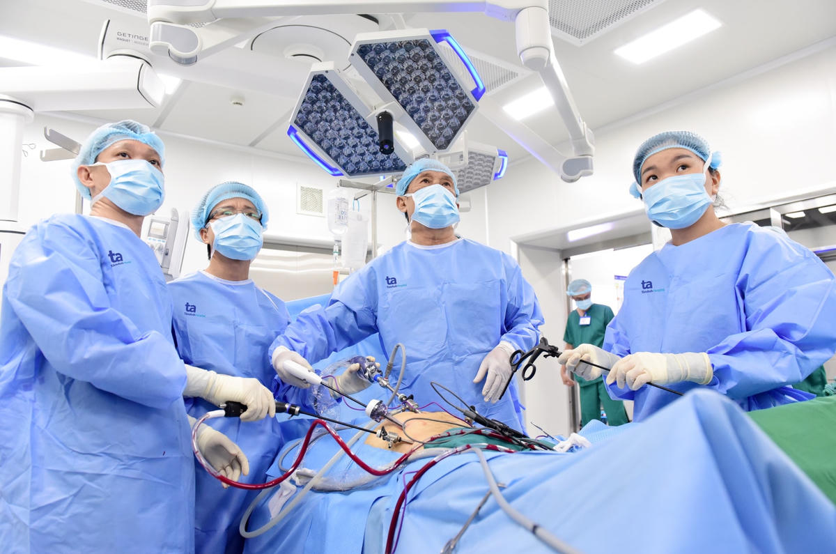 Đội ngũ bác sĩ thực hiện nội soi cắt tuyến tiền liệt tận gốc cho bệnh nhân nam (65 tuổi, TP.HCM) bị ung thư tuyến tiền liệt