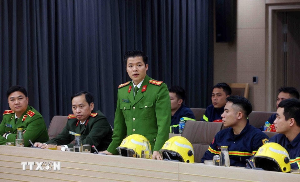 Đại tá Nguyễn Minh Khương, Phó Cục trưởng Cục Cảnh sát Phòng cháy chữa cháy và Cứu nạn cứu hộ, Trưởng đoàn công tác, phát biểu. (Ảnh: Phạm Kiên/TTXVN)
