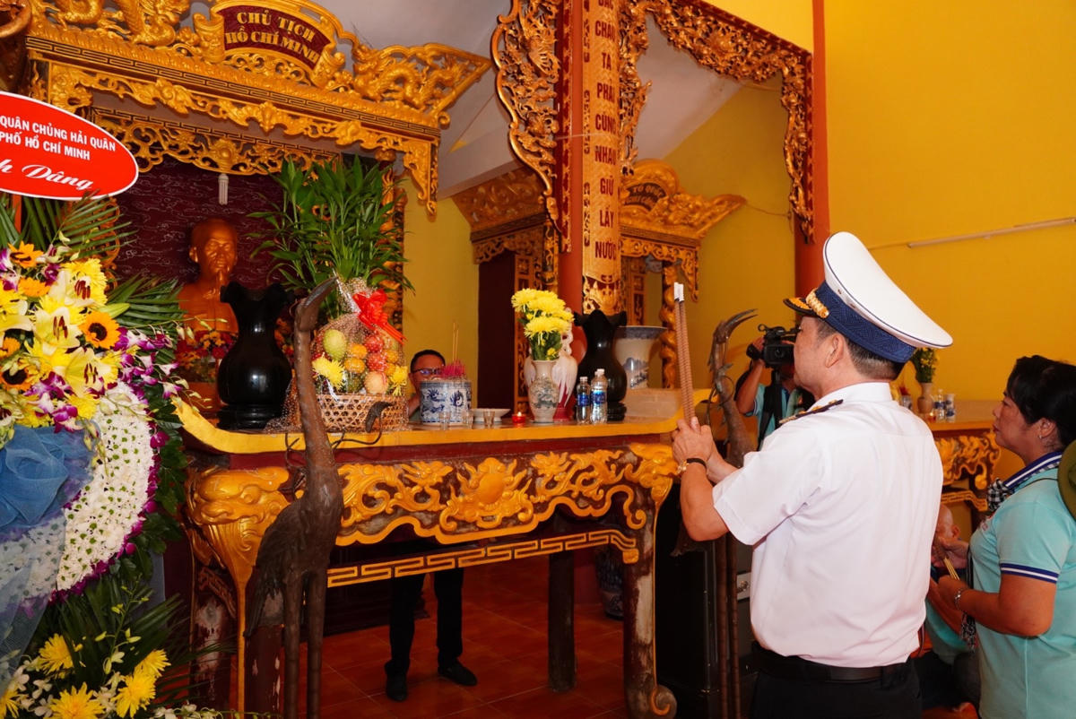 Lãnh đạo đoàn công tác dâng hương tại đền thờ Chủ tịch Hồ Chí Minh.