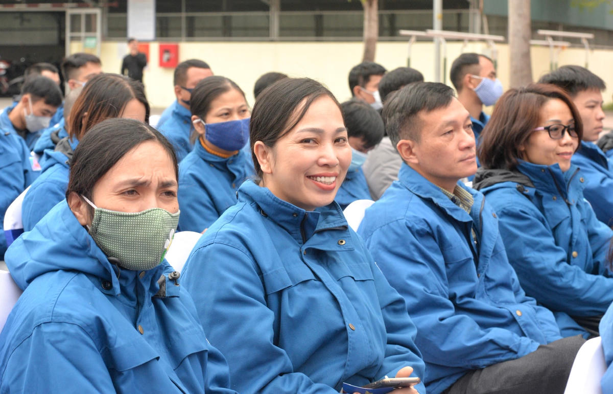 Người lao động phấn khởi tham dự chương trình  “Tết thợ mỏ - Xuân gắn kết”.