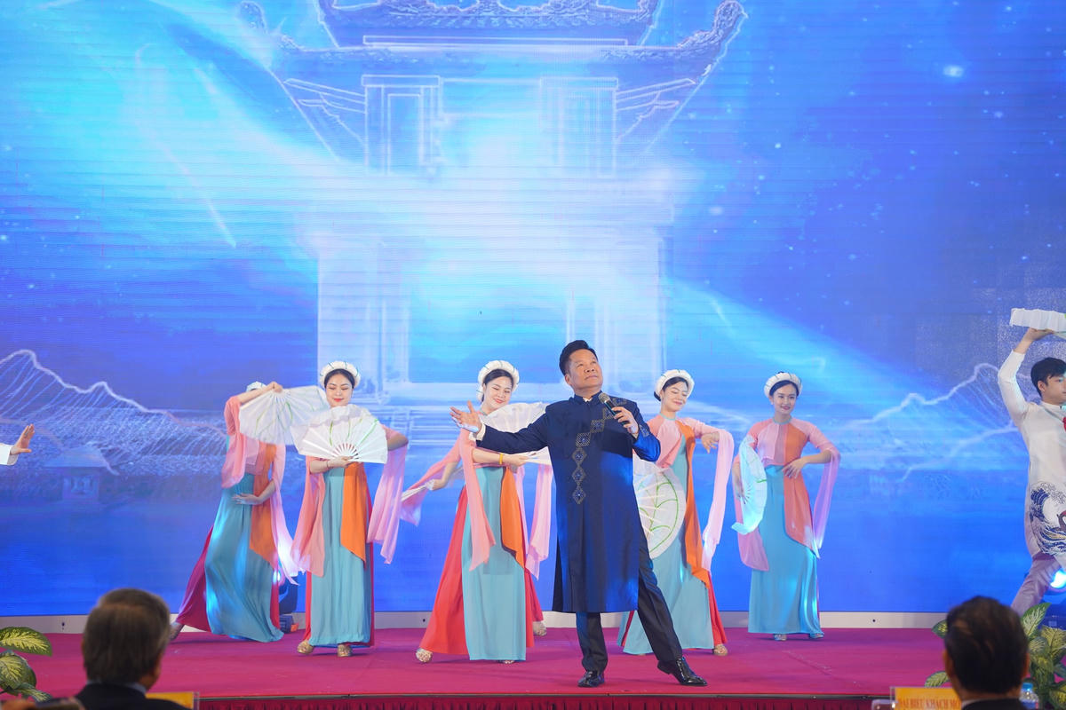 Văn nghệ chào mừng.