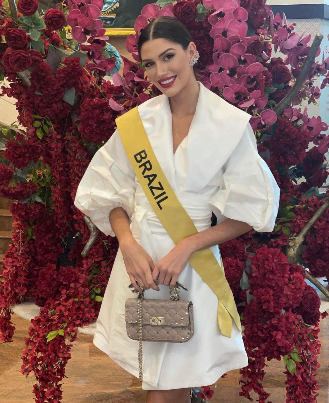 Trong quá trình dự thi ở Indonesia, người đẹp Brazil là một trong những thí sinh nhận được sự yêu mến nhiều nhất của khán giả nước chủ nhà. Mỗi khi xuất hiện, cô đều được họ hô tên và cổ vũ nồng nhiệt.