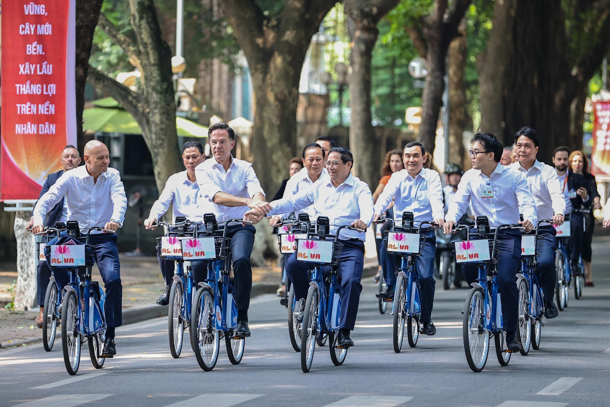Thủ tướng Phạm Minh Chính và Thủ tướng Hà Lan cùng đạp xe dạo phố Hà Nội