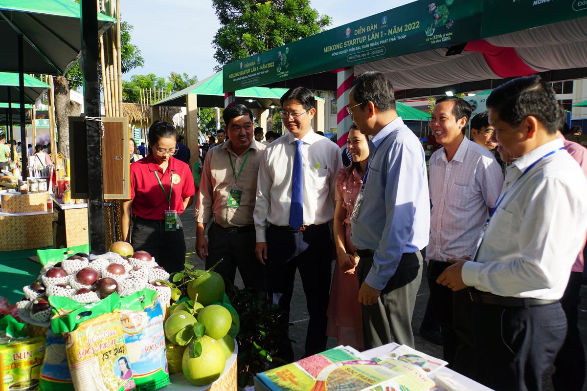 Ông Huỳnh Minh Tuấn, Phó Chủ tịch UBND tỉnh Đồng Tháp tham quan các gian hàng trưng bày sản phẩm.