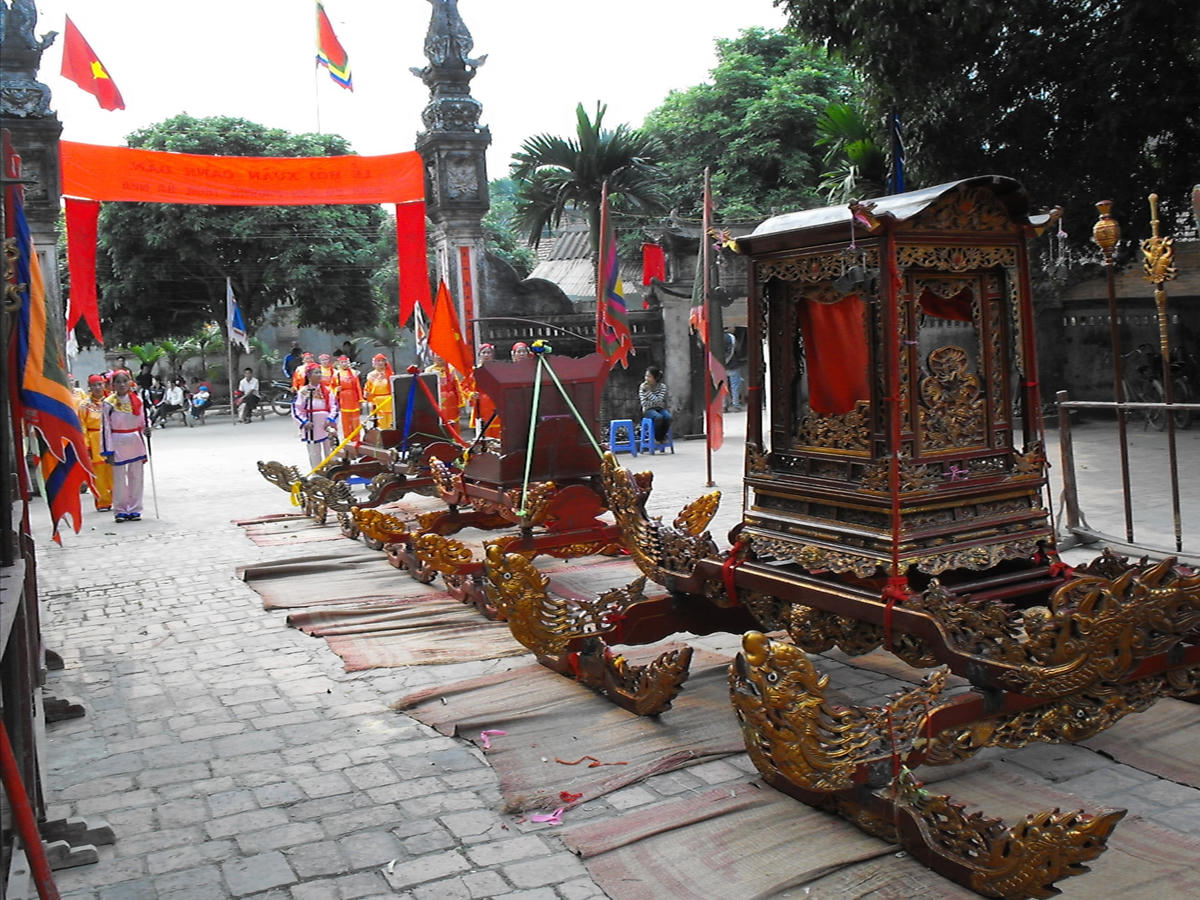 Bày kiệu.  