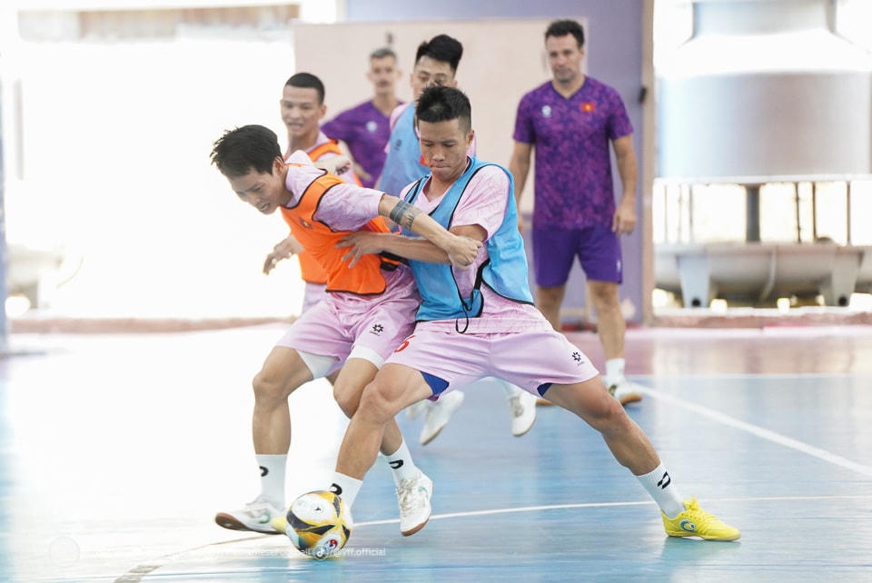 Các cầu thủ luyện tập. Ảnh: VFF.