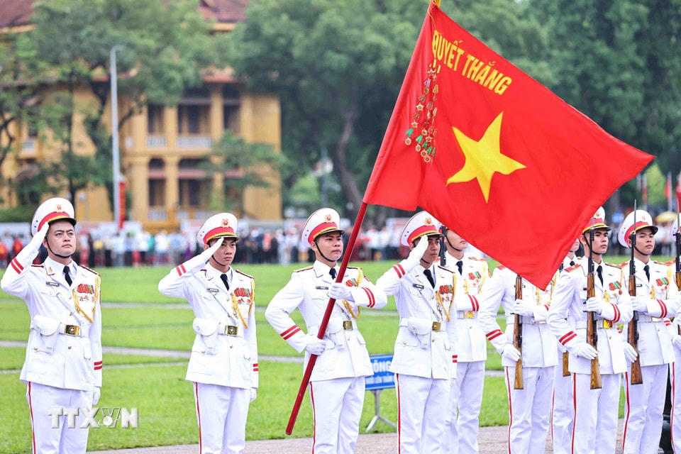 Đúng 6h, đoàn quân kỳ Quyết Thắng thực hiện các nghi thức buổi lễ chào cờ thiêng liêng. (Ảnh: Minh Đức/TTXVN)