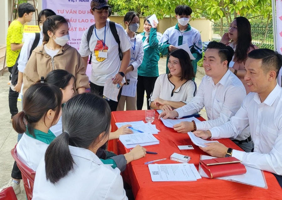 Người lao động tìm kiếm việc làm tại Thái Nguyên. Nguồn: TNO.