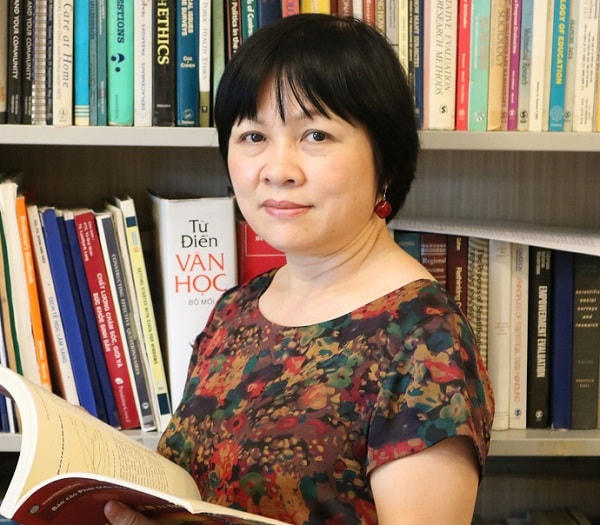 TS Khuất Thu Hồng.  