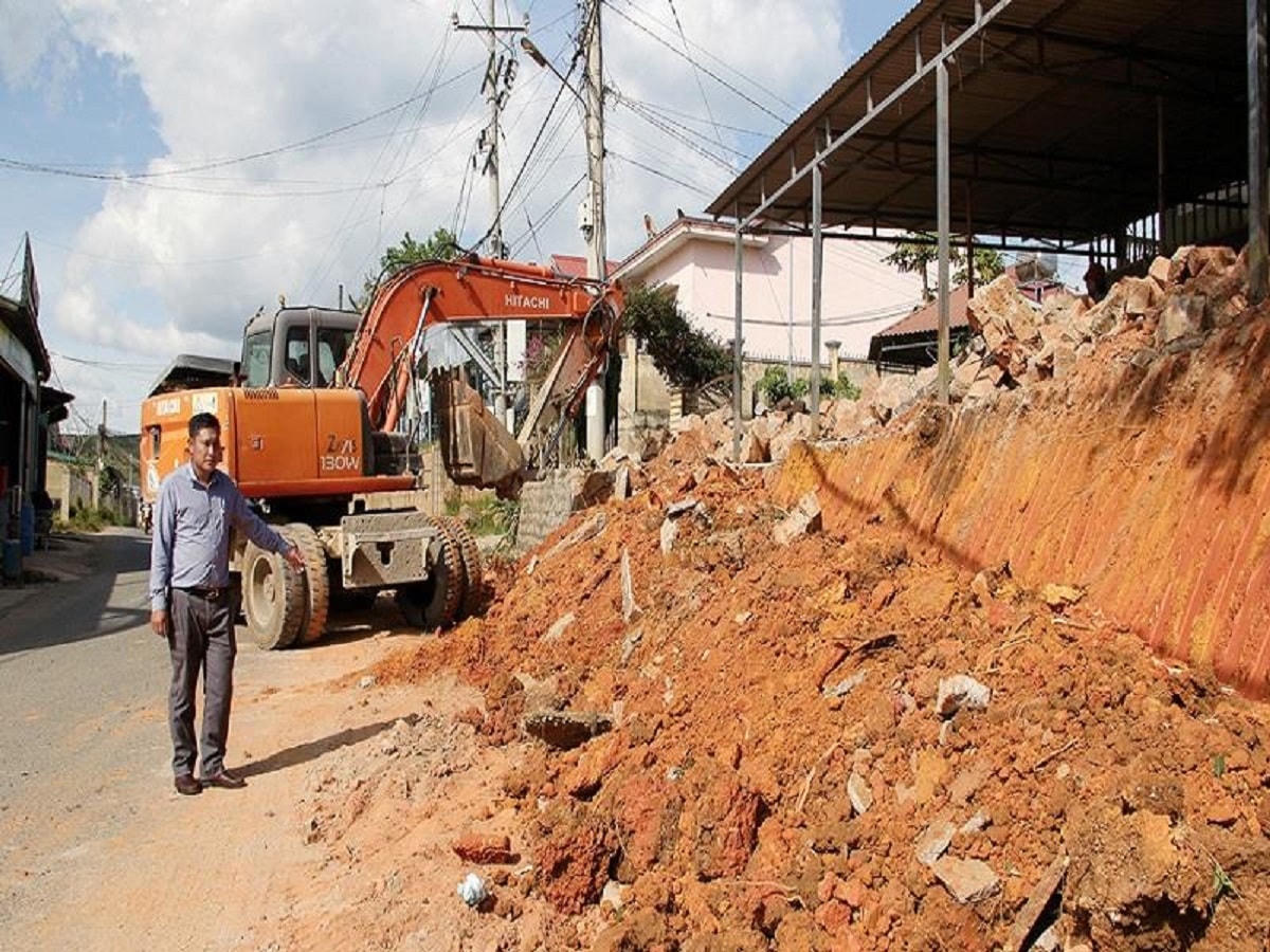 Qua công tác dân vận, người dân Lạc Dương đã tích cực hiến đất để thi công các tuyến đường giao thông. Ảnh: Duy Danh.  