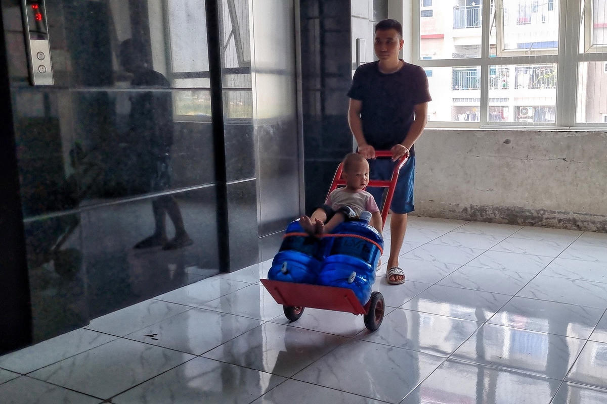 Việc mất nước diễn ra trong thời tiết nắng nóng khiến cuộc sống của người dân thêm vất vả.