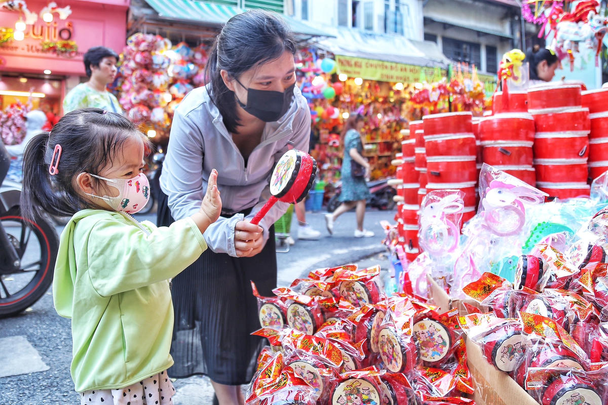 Nhiều em nhỏ cũng được bố, mẹ đưa đến phố Hàng Mã để lựa chọn đồ chơi cho dịp Tết Trung thu.