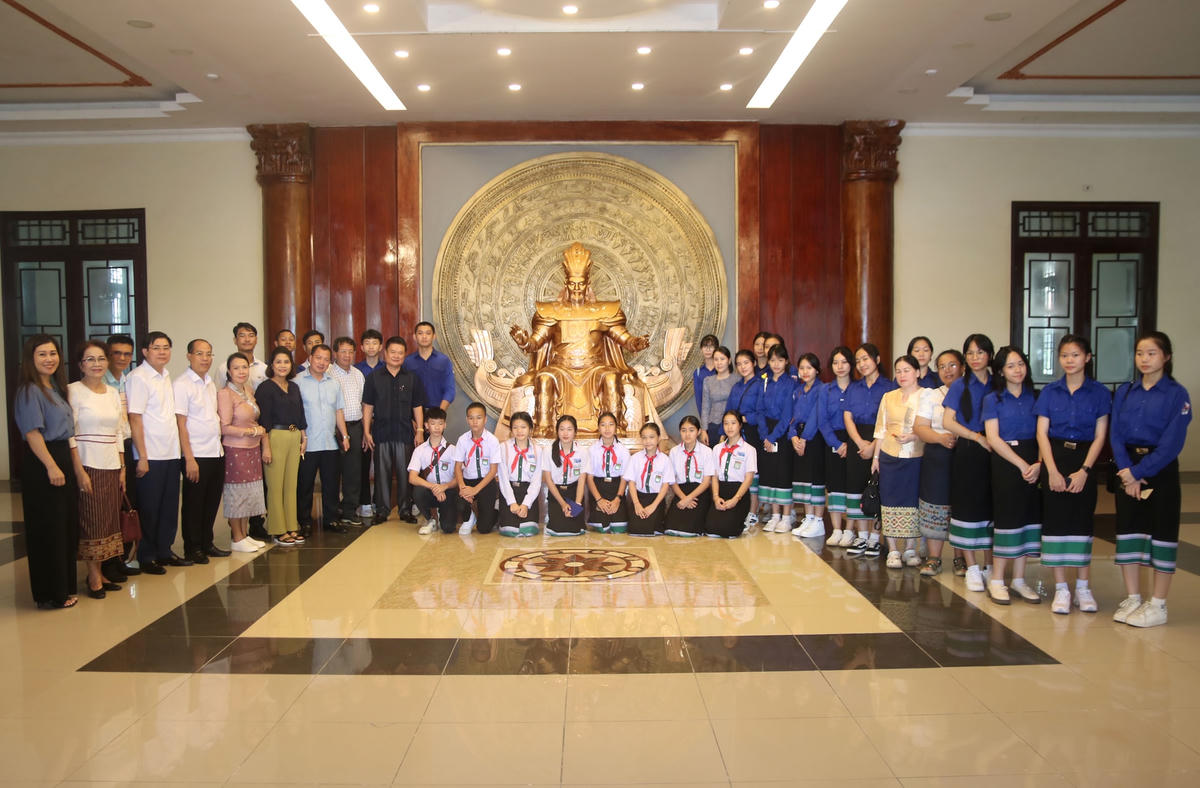 Đoàn đại biểu giáo viên và học sinh tiêu biểu Trường song ngữ Lào - Việt Nam Nguyễn Du chụp ảnh lưu niệm.