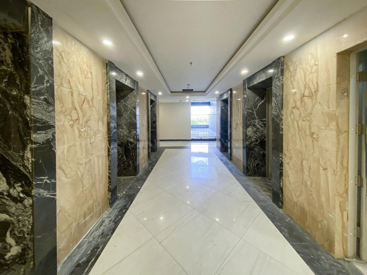 Sảnh thang máy với các tone màu gạch cao cấp, phối hợp bắt mắt khiến không gian sảnh đợi trở nên hài hòa và trang nhã hơn.