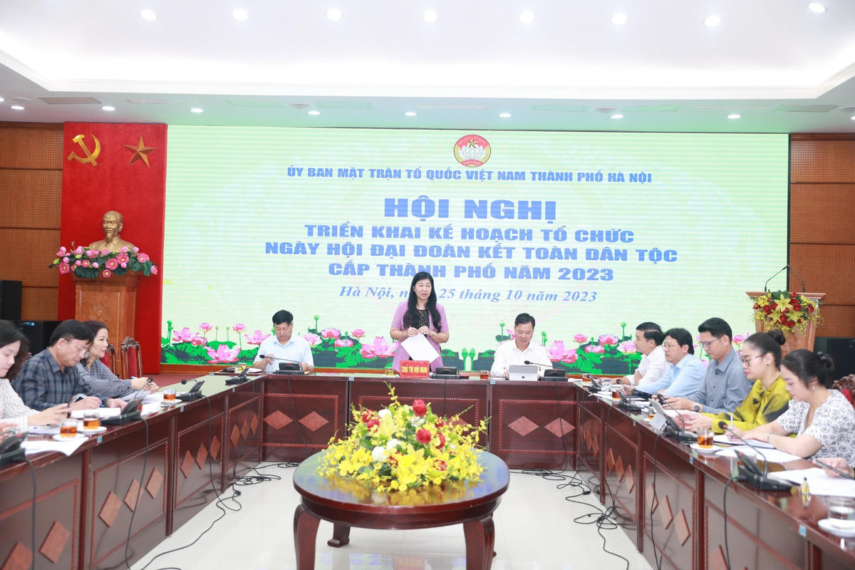 Chủ tịch Ủy ban MTTQ TP Hà Nội Nguyễn Lan Hương phát biểu tại hội nghị.