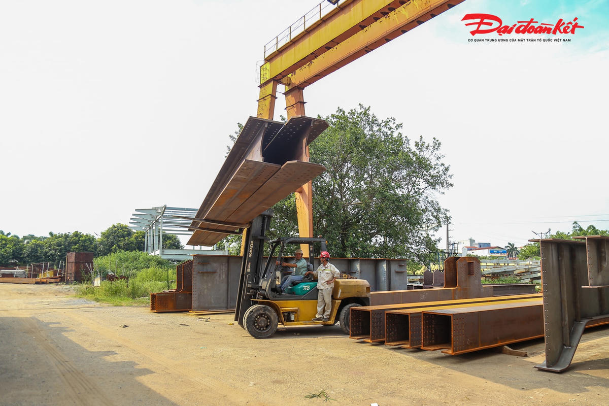 Mỗi chiếc dầm cầu đã thi công xong sẽ được tập kết phía bên ngoài nhà máy, chờ ngày được vận chuyển ra công trường.