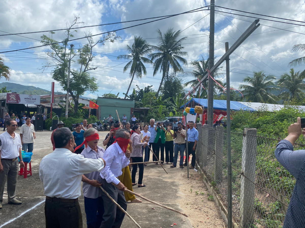 Người dân vui trong ngày hội Đại doàn kết.