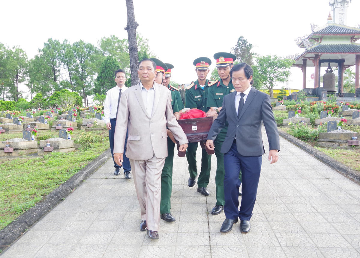 An táng 16 hài cốt liệt sĩ quân tình nguyện và chuyên gia Việt Nam hy sinh trên chiến trường Lào.