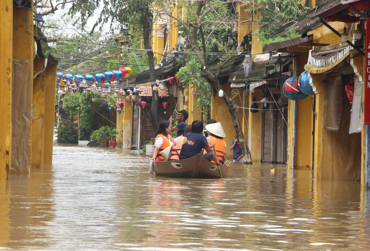 Du khách thuê ghe ngắm phố cổ Hội An trong biển nước.
