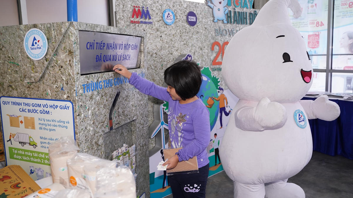 Học sinh thực hiện quy trình thu gom vỏ hộp giấy.