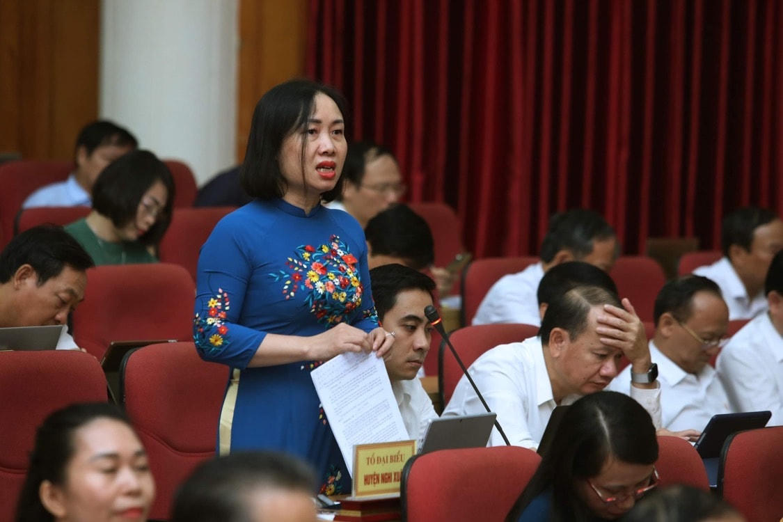 Đại biểu Nguyễn Thị Thúy Nga (tổ đại biểu huyện Nghi Xuân) chất vấn các vấn đề liên quan đến xác định giá đất. 