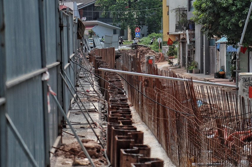 Tường chắn đê có vật liệu cừ chống thấm phải nhập khẩu thời gian đặt hàng và vận chuyển mất hơn 2 tháng cũng là một trong những nguyên nhân khiến dự án chưa thể hoàn thành.