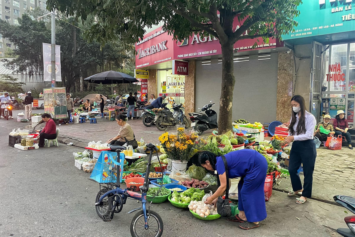 Mộ Lao (Hà Đông): Đăng ký tuyến phố văn minh đô thị nhưng vỉa hè bị lấn chiếm vô tội vạ