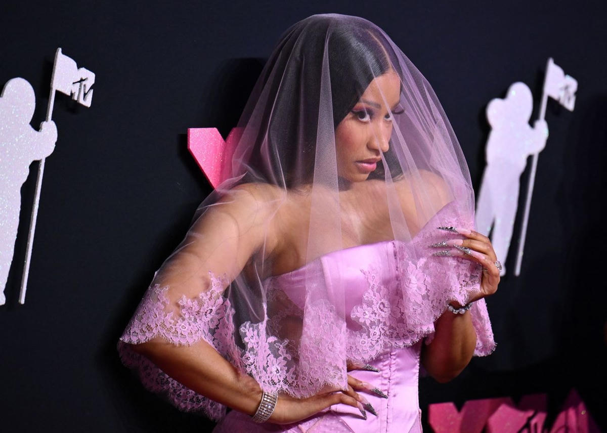 Nicki Minaj như đến dự tiệc cưới Barbiecore với bộ váy màu hồng của Dolce & Gabbana.