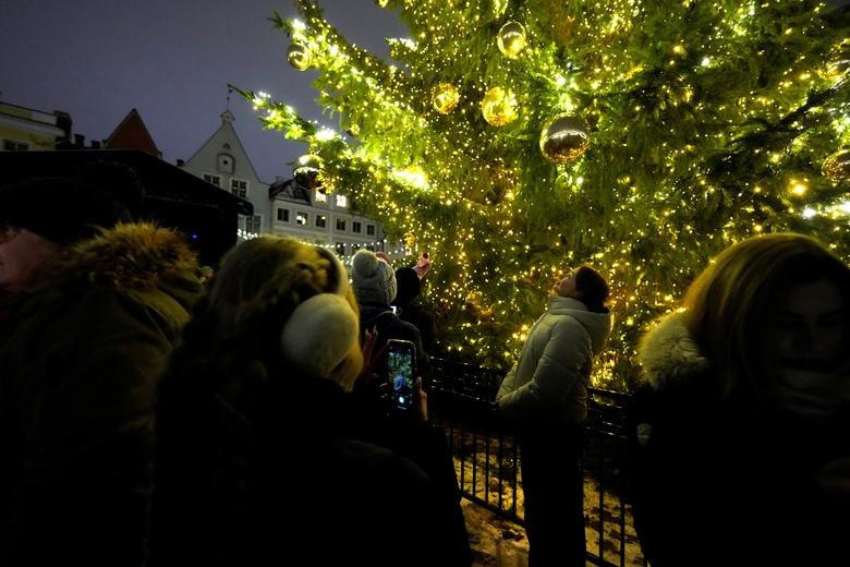 Mọi người tập trung bên cây thông Noel tại chợ Giáng sinh ở Tallinn, Estonia.