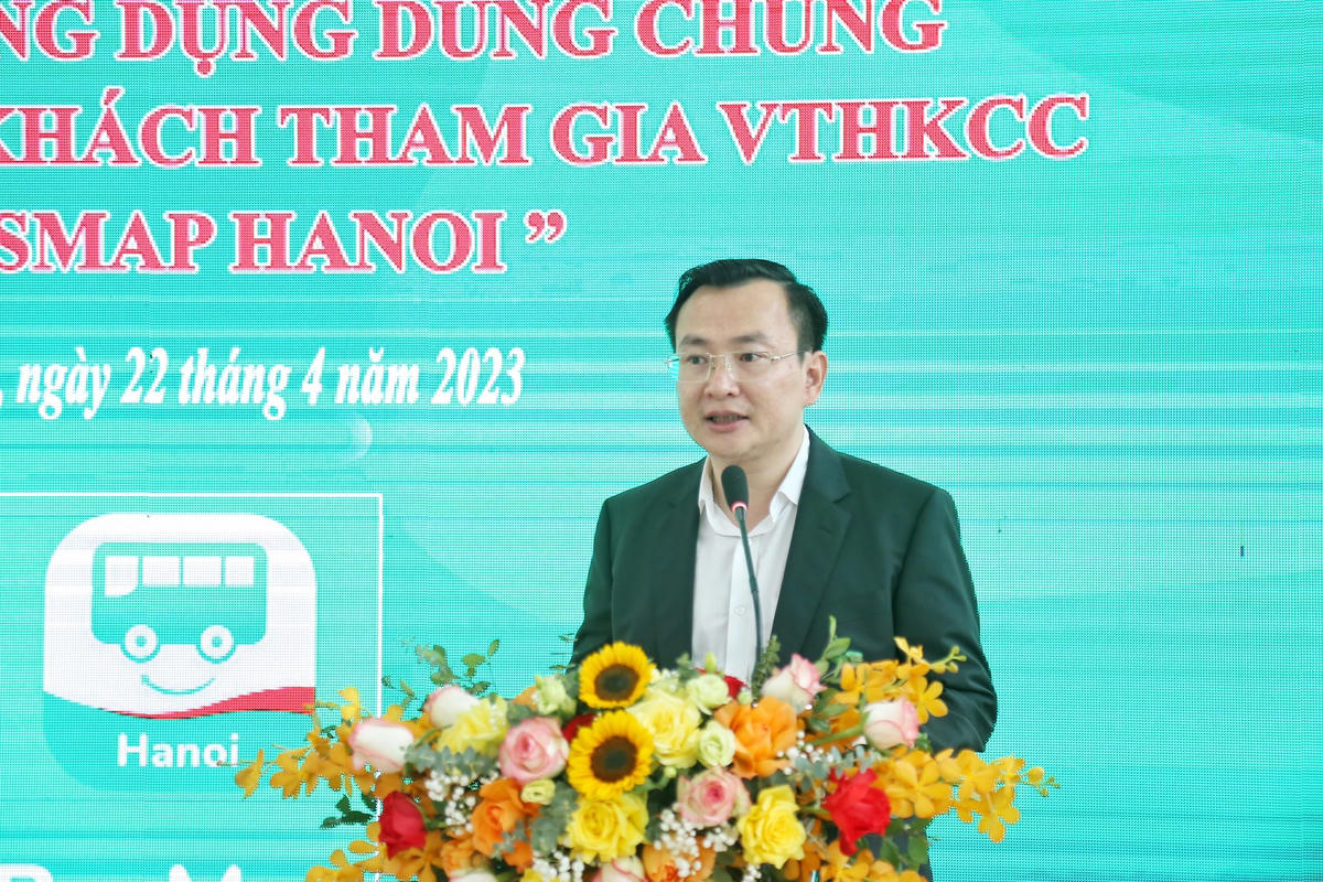 Ông Thái Hồ Phương, Phó Giám đốc Trung tâm Quản lý Giao thông công cộng Hà Nội chia sẻ những tính năng của ứng dụng Busmap.