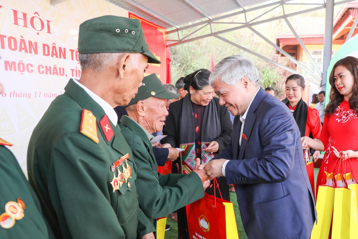 Bí thư Trung ương Đảng, Chủ tịch UBTW MTTQ Việt Nam Đỗ Văn Chiến tặng quà đại biểu là người có công với cách mạng.