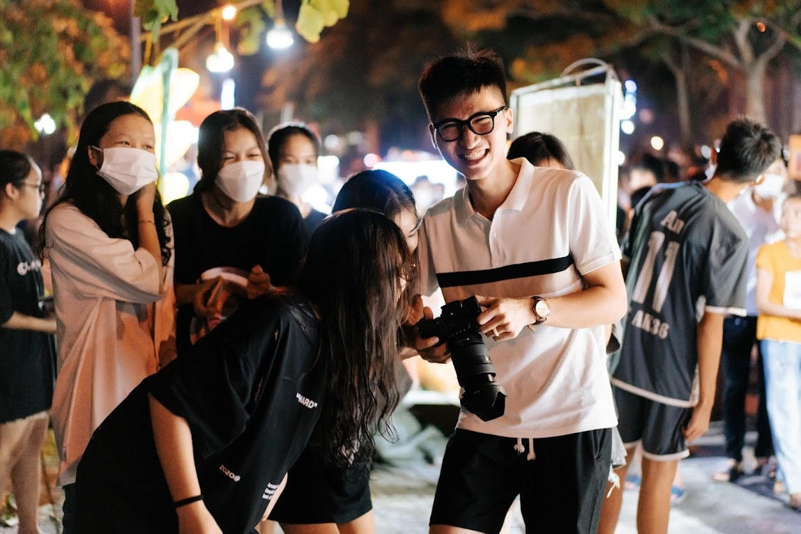 Xen lẫn trong hàng nghìn người tham gia phiên chợ đêm, nhiều bạn trẻ, các cặp đôi nam nữ đã tranh thủ chụp ảnh kỷ niệm, check-in, đăng lên mạng xã hội.