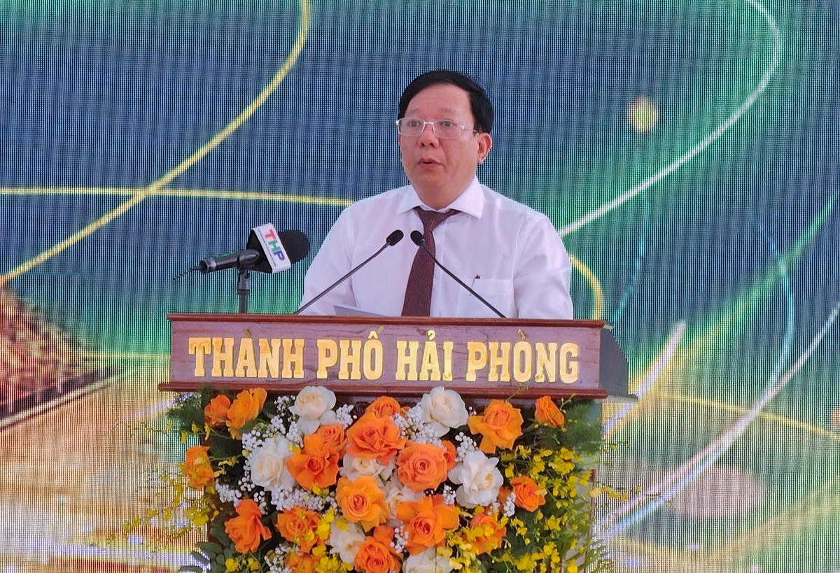 Phó Chủ tịch UBND TP Hải Phòng Nguyễn Đức Thọ phát lệnh khởi công dự án.