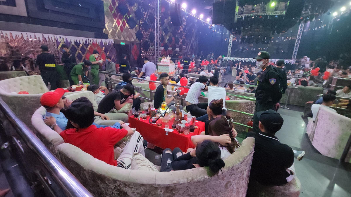 Các đối tượng sử dụng ma túy quán bar Paradise ở đường Lạc Hồng, phường Vĩnh Lạc.