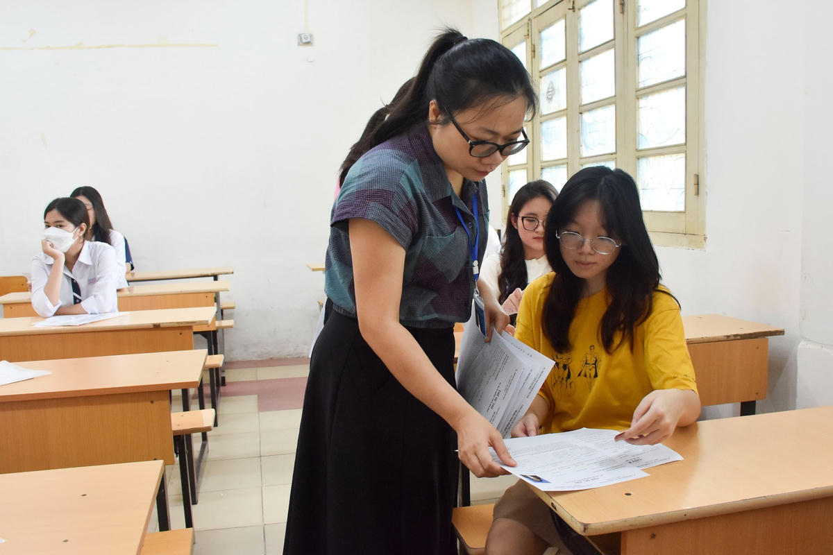 Cán bộ coi thi kiểm tra thông tin thí sinh tại Kỳ thi tốt nghiệp THPT năm 2023.