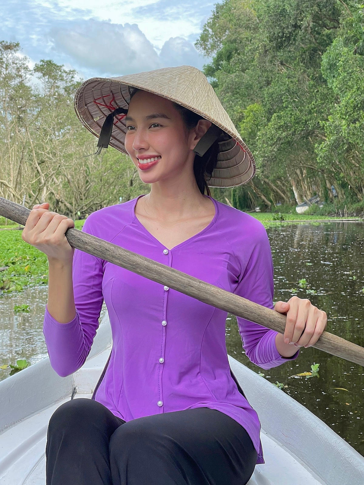 Thùy Tiên diện áo bà ba xuất hiện tại An Giang. 