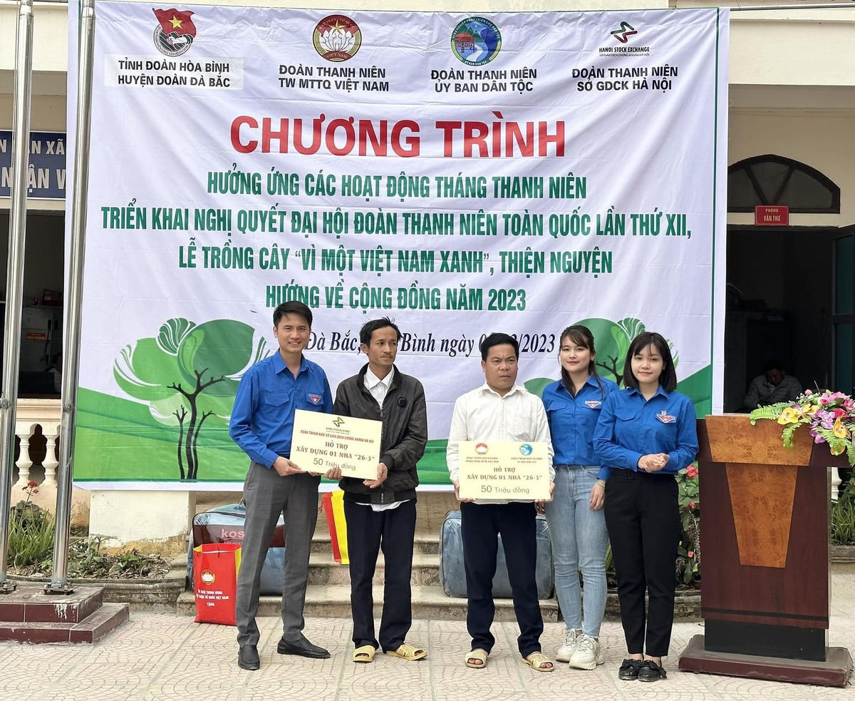 Đại diện Đoàn thanh niên các cơ quan trao tặng kinh phí hỗ trợ xây dựng 2 ngôi nhà 26/3 cho các hộ gia đình tại xã Tiền Phong.