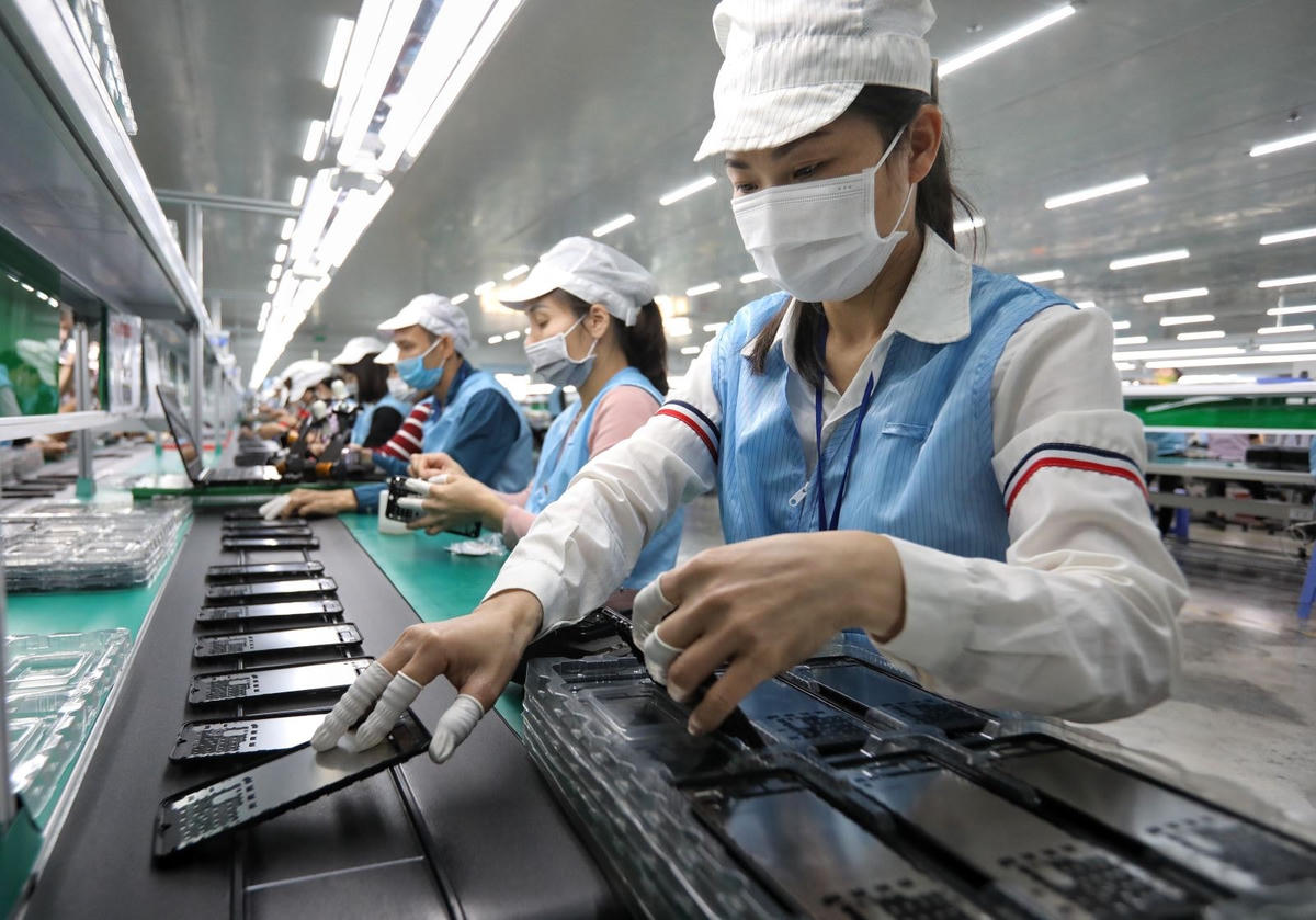 Một dây chuyền lắp ráp linh kiện điện tử tại Công ty Cổ phần Sun Tech. Ảnh: TTXVN