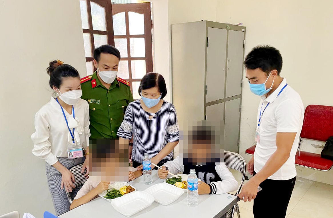 Hai anh em cháu N.B.N. được người thân và chính quyền chăm sóc, động viên. 