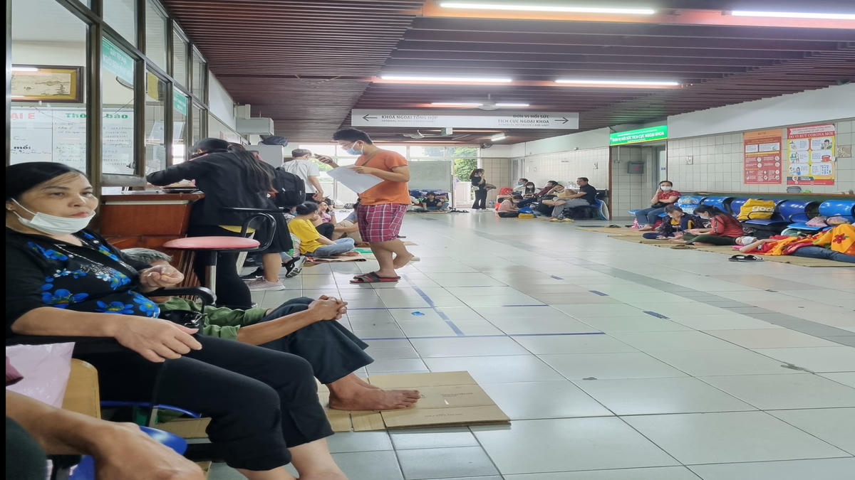 Người dân đến làm thủ tục khám, chữa bệnh tại Bệnh viện Bạch Mai. Ảnh: Minh Quan.