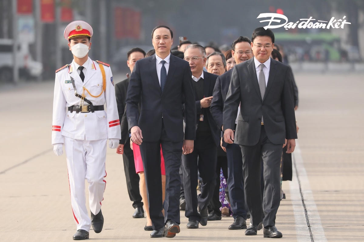 Phó Chủ tịch UBTƯ MTTQ Việt Nam Phùng Khánh Tài dẫn đầu đoàn kiều bào vào Lăng viếng Chủ tịch Hồ Chí Minh. Ảnh: Quang Vinh.