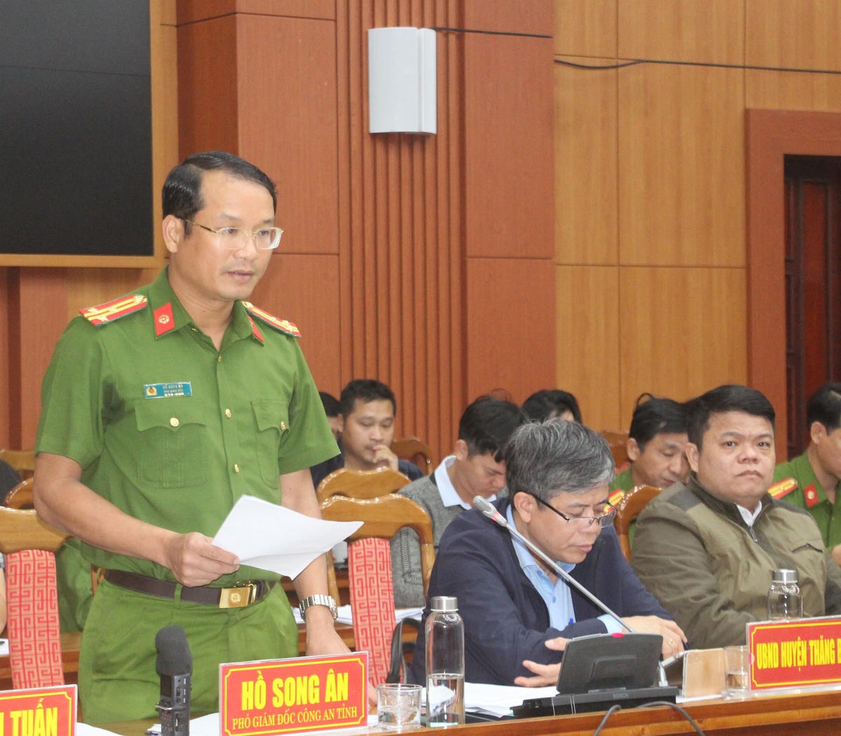 Thượng tá Hồ Song Ân trình bày ý kiến tại cuộc họp.