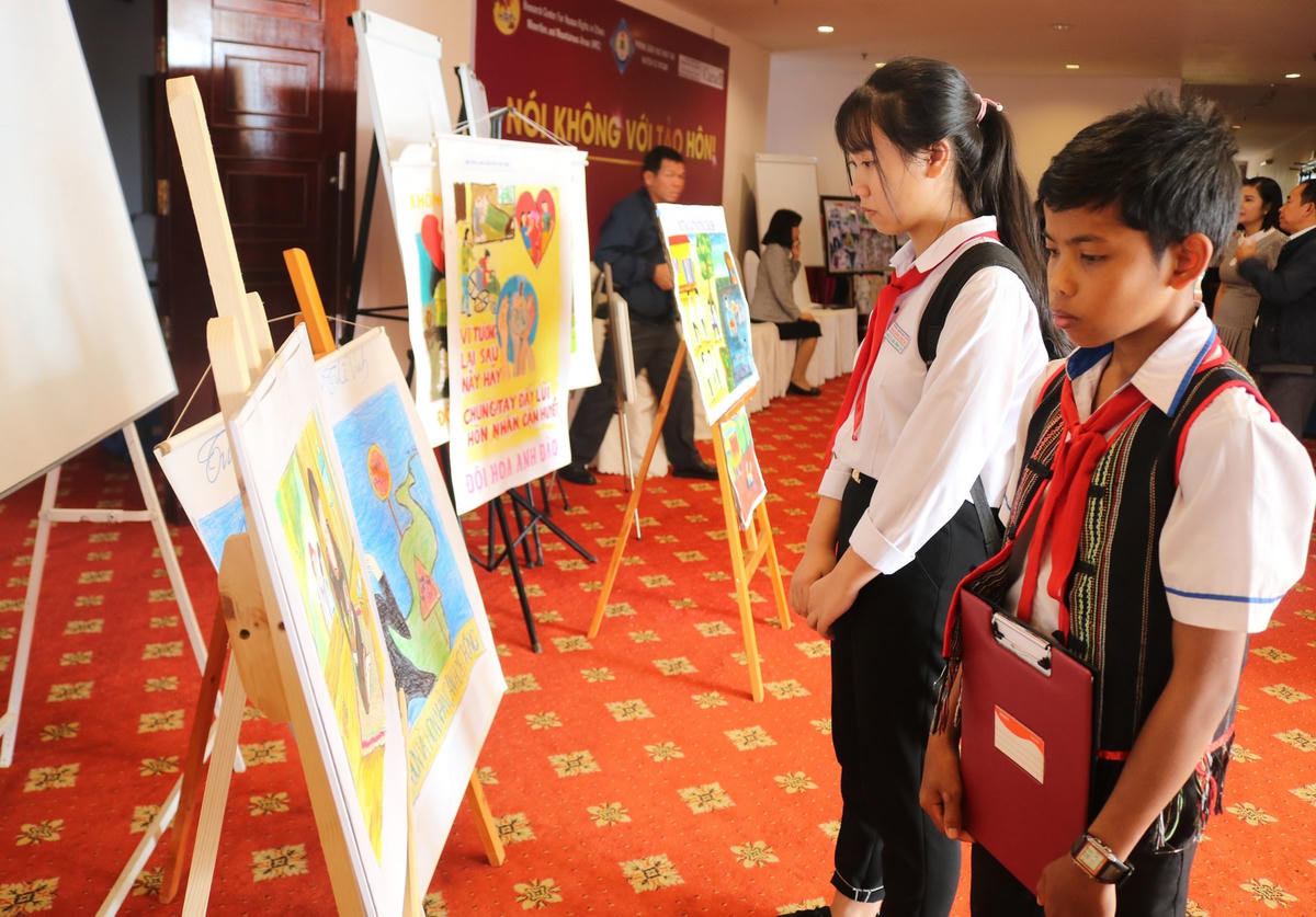 Học sinh huyện Cư M’gar (tỉnh Đắk Lắk) với Chương trình truyền thông “Nói không với tảo hôn và hôn nhân cận huyết”.