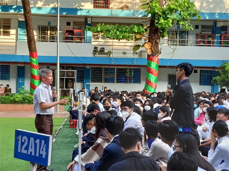 Học sinh Trường THPT Nguyễn Du (quận 10, TPHCM) đặt câu hỏi về cách sử dụng ChatGPT.