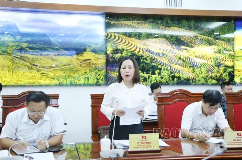 Bà Lý Thị Vinh, Trưởng ban Dân vận Tỉnh ủy báo cáo kết quả thực hiện Quyết định 218 của Bộ Chính trị tại tỉnh Lào Cai.