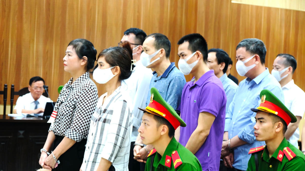 Bị cáo Phạm Thị Hằng, nguyên Giám đốc Sở GDĐT Thanh Hóa cùng các đồng phạm tại phiên tòa sơ thẩm sáng ngày 20/7.